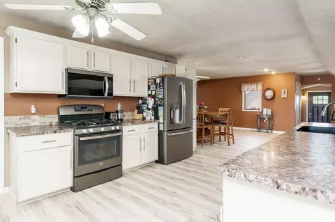 Kitchen - 10444 Rock Ln, Roscoe, IL 61073 photo 4 of 5