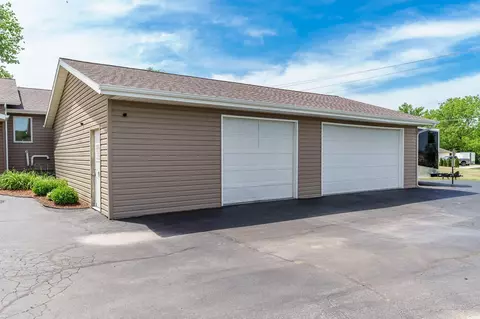 Exterior - 10444 Rock Ln, Roscoe, IL 61073 photo 3 of 15