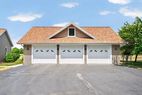 Exterior - 6880 E Cherry Hill Rd, Ridott, IL 61067 photo 11 of 12