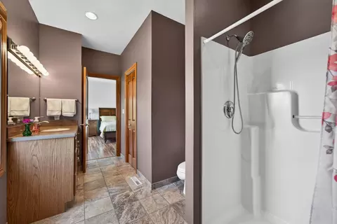 Bath - 6880 E Cherry Hill Rd, Ridott, IL 61067 photo 3 of 6