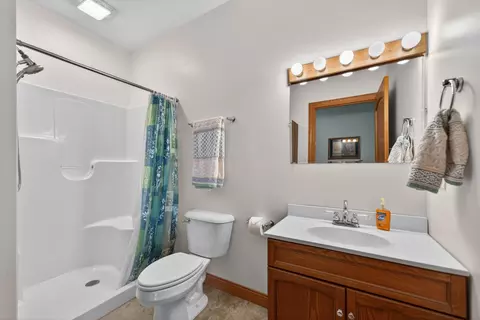 Bath - 6880 E Cherry Hill Rd, Ridott, IL 61067 photo 5 of 6