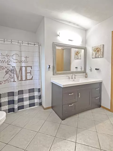 Bath - 750 N Brookview Dr, Byron, IL 61010 photo 2 of 3
