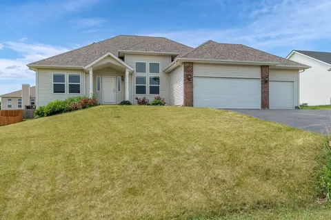 Exterior - 622 Ashleigh Ln, Roscoe, IL 61073 photo 2 of 6