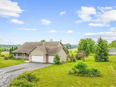 13728 Yale Bridge Rd, Durand, IL 61024