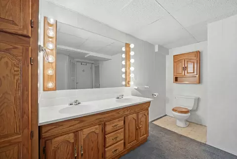 Bath - 2014 Cimarron Dr, Freeport, IL 61032 photo 4 of 5