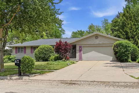 2014 Cimarron Dr, Freeport, IL 61032