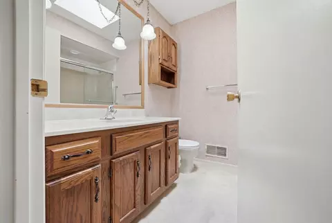 Bath - 2014 Cimarron Dr, Freeport, IL 61032 photo 2 of 5