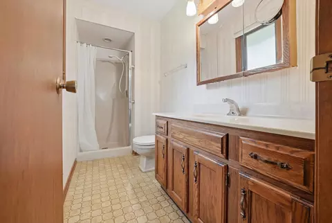 Bath - 2014 Cimarron Dr, Freeport, IL 61032 photo 1 of 5