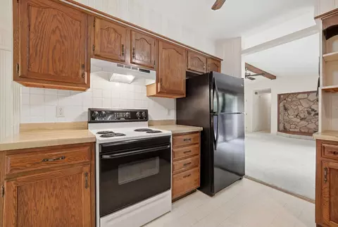 Kitchen - 2014 Cimarron Dr, Freeport, IL 61032 photo 2 of 2