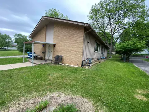 1004 Hemlock Ave, Dixon, IL 61021