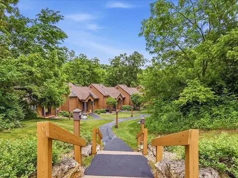 30 Creekwood, Galena, IL 61036