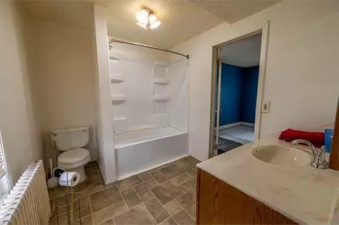 Bath - 918 Jackson Ave, Dixon, IL 61021 photo 1 of 1
