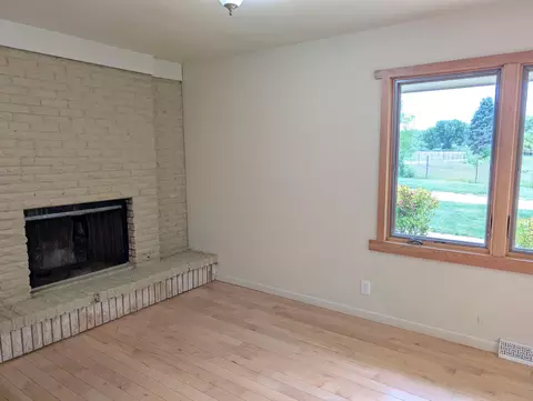 Living - 13835 Saunders Rd, Pecatonica, IL 61063 photo 2 of 3