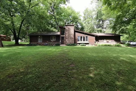 765 Lakewood Dr, Rockford, IL 61102