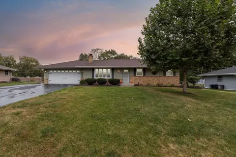 9939 Gentian Dr, Machesney Park, IL 61115