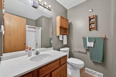 Bath - 225 Cloud Mist Dr, Capron, IL 61012 photo 3 of 4