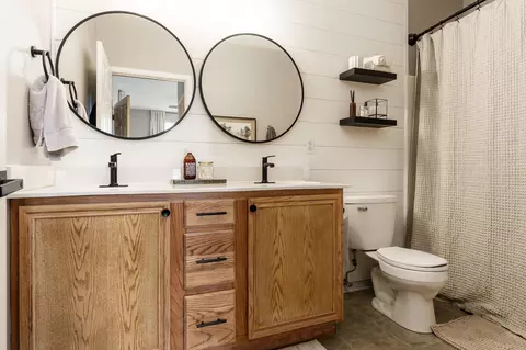 Bath - 1630 White Oak Trl, Cherry Valley, IL 61016 photo 1 of 2