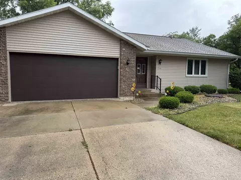 714 Quail Ridge Dr, Freeport, IL 61032