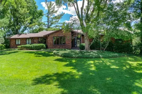 1610 Shaw Woods Dr, Rockford, IL 61107