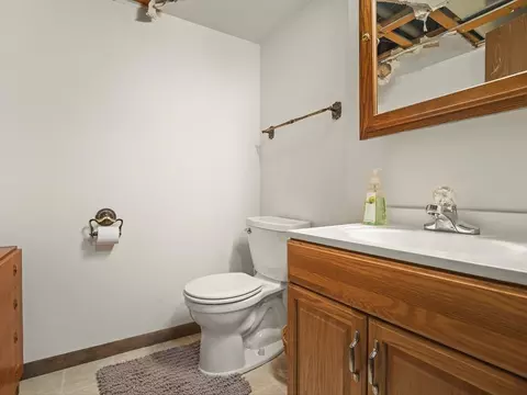 Bath - 1996 Baintree Rd, Lake Summerset, IL 61019 photo 1 of 3