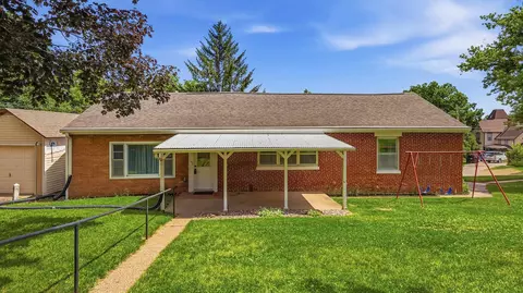 102 N High St, Galena, IL 61036