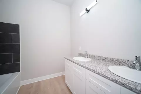 Bath - 775 Biscayne Pl, Roscoe, IL 61073 photo 3 of 4