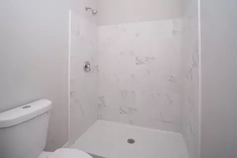 Bath - 775 Biscayne Pl, Roscoe, IL 61073 photo 2 of 4