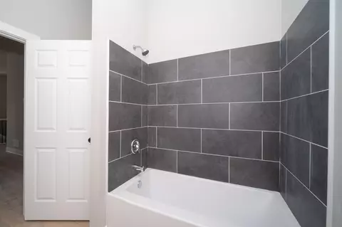 Bath - 775 Biscayne Pl, Roscoe, IL 61073 photo 4 of 4