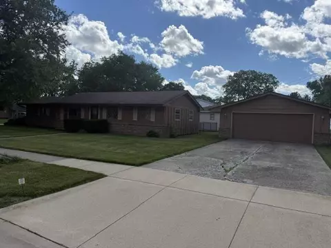 1007 Fieldcrest Dr, Rockford, IL 61108
