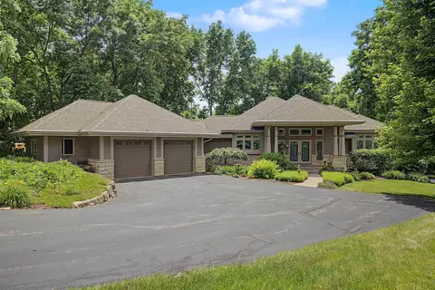 2 Dogwood Ct, Galena, IL 61036