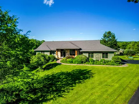 28 Butternut Ln, Galena, IL 61036