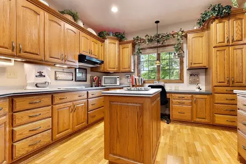 Kitchen - 9974 Tybow Trl, Roscoe, IL 61073 photo 2 of 6