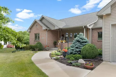 Exterior - 9974 Tybow Trl, Roscoe, IL 61073 photo 3 of 9