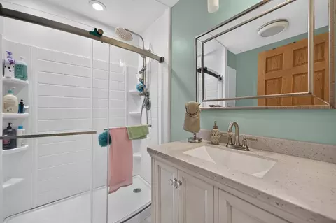 Bath - 11515 Cedarbrook Rd, Roscoe, IL 61073 photo 2 of 2