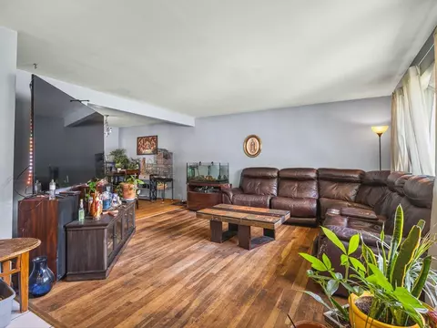 Living - 219 Walter Ct, Elgin, IL 60123 photo 1 of 2