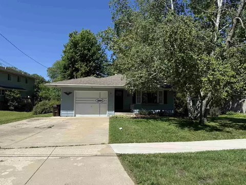 1894 N Ridge Dr, Freeport, IL 61032