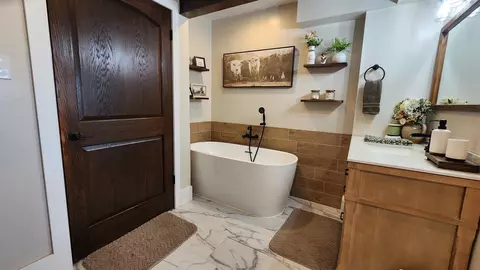Bath - 8999 Centerville Rd, Capron, IL 61012 photo 1 of 5