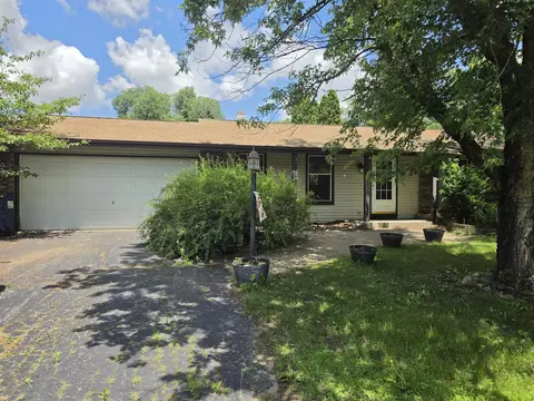 5828 Fry Dr, Roscoe, IL 61073