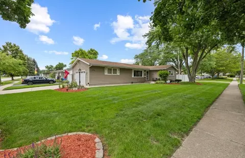 701 Kane St, South Elgin, IL 60177