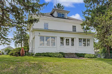 3139 E Mcconnell Rd, Dakota, IL 61018