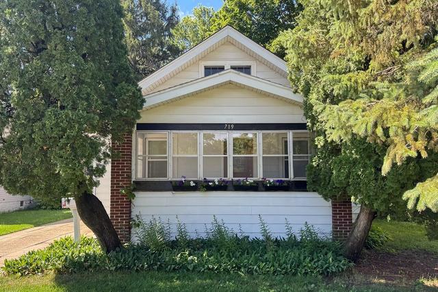 719 Lawn Dr, Loves Park, IL 61111
