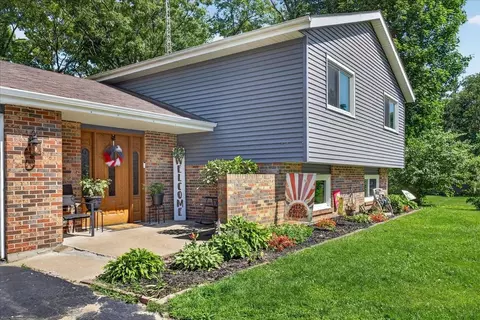 13837 Beaver Dr, Roscoe, IL 61073