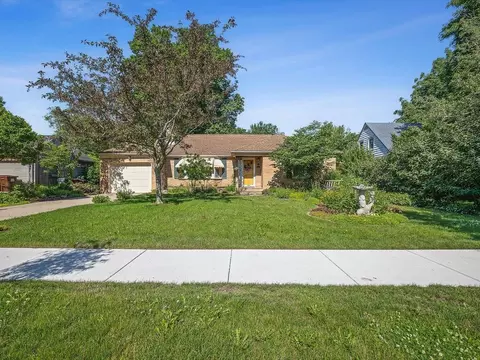 612 N Oak Knolls Ave, Rockford, IL 61107