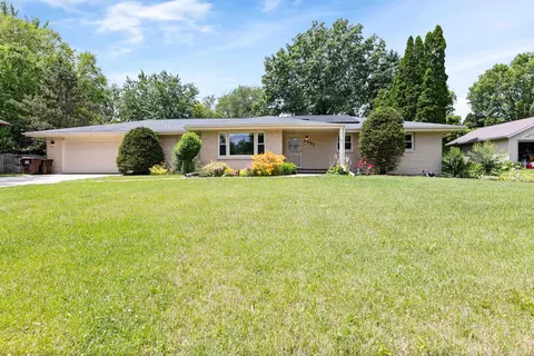 1951 Valencia Dr, Rockford, IL 61108