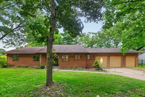 1006 N White Pine Dr, Dixon, IL 61021