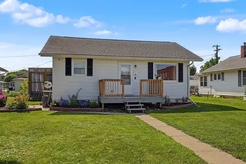303 Elm St, Hanover, IL 61041