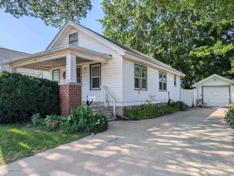 814 W Hamilton St, Freeport, IL 61032