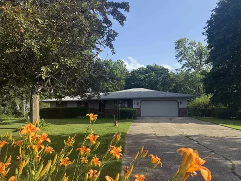 4975 Blackhawk Rd, Rockford, IL 61109