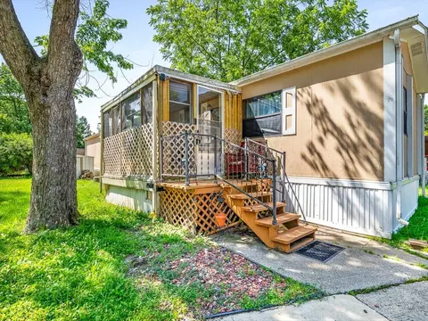 206 Viola Dr, Freeport, IL 61032 photo 1