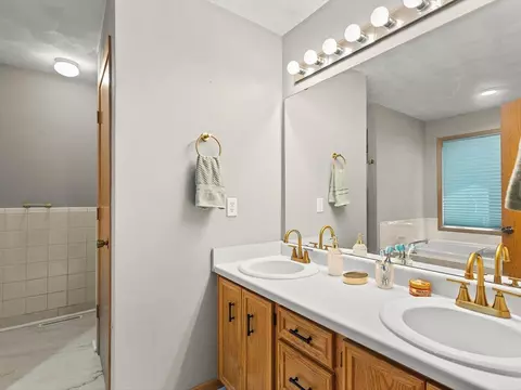Bath - 3476 Valley Woods Dr, Cherry Valley, IL 61016 photo 1 of 7